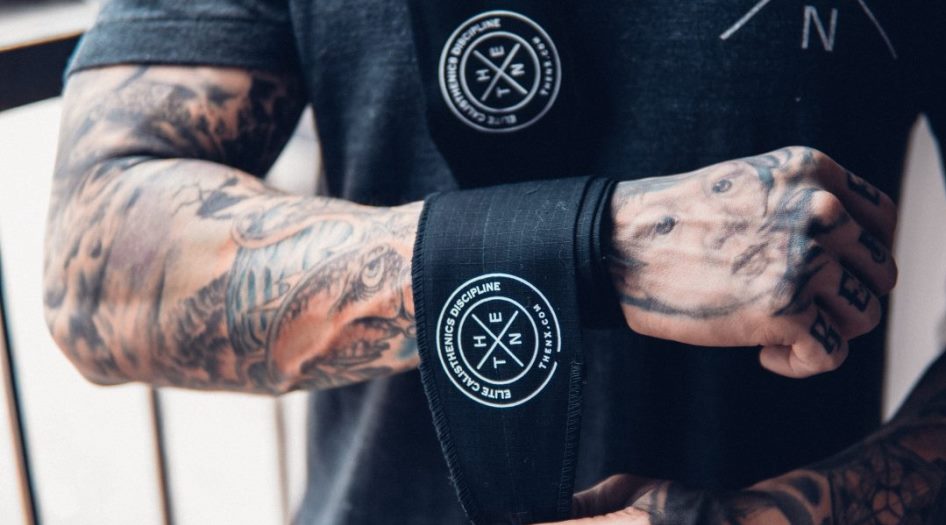 putting a wrist wraps